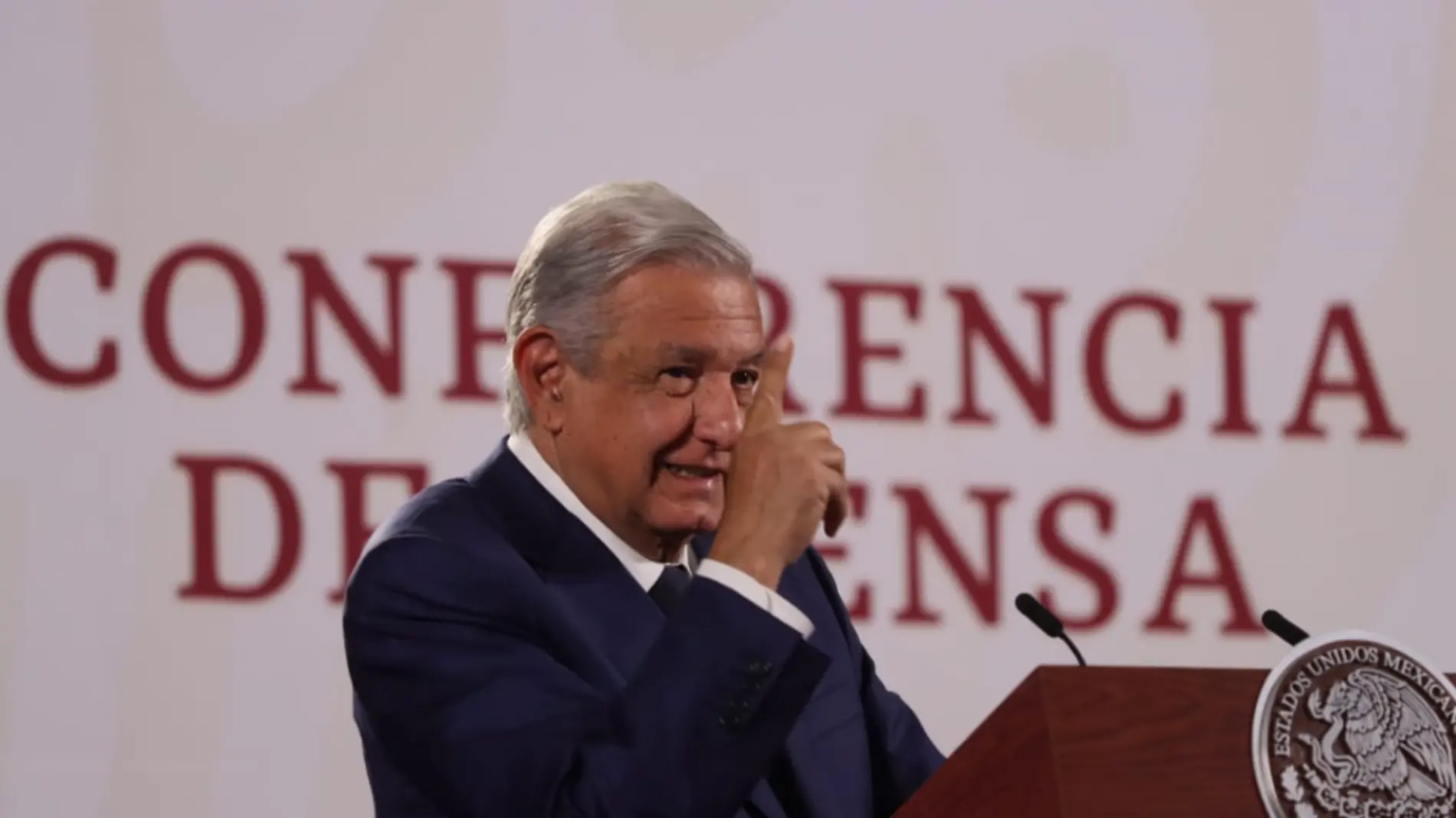 AMLO recomendará a candidato presidencial de Morena insistir en reforma eléctrica